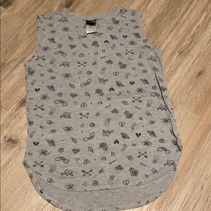 Sleeveless gray shirt with doodle print modern M